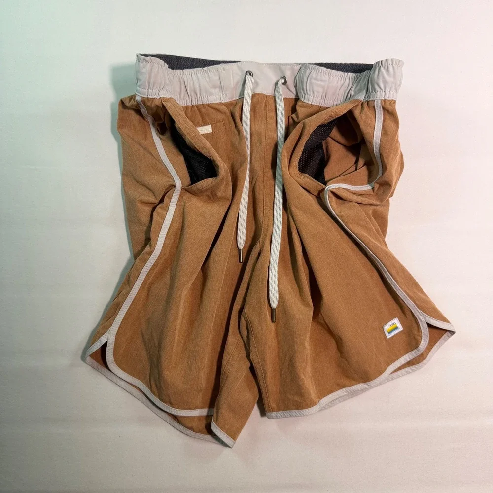 Vuori Cruise Boardshorts Mens Medium Brown Scalloped Hybrid Athletic Shorts V330